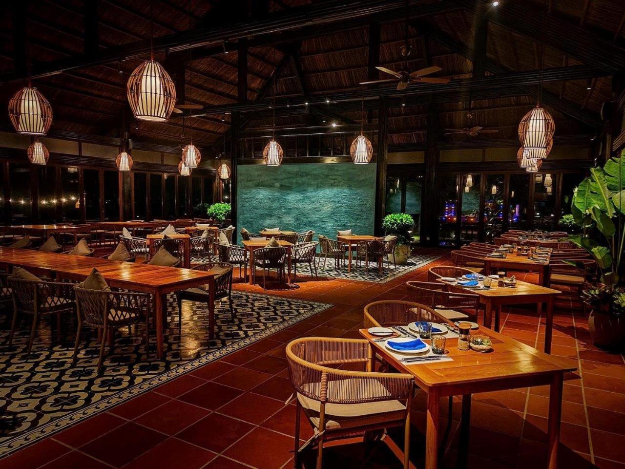 Vinpearl Resort & Spa Phu Quoc Exterior photo The restaurant at the resort